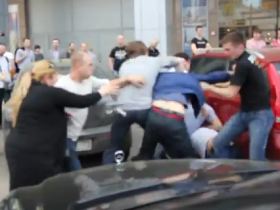 Драка у "Европейского". Кадр из видео движения "СтопХам" с YouTube Драка у "Европейского". Кадр из видео движения "СтопХам" с YouTube