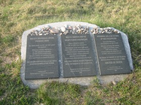 Памятные плиты на братской могиле в Лиепае Памятные плиты на братской могиле в Лиепае