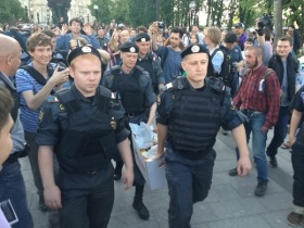 Полицейские забирают у протестующих еду. Фото из "Твиттера" @dlindele Полицейские забирают у протестующих еду. Фото из "Твиттера" @dlindele