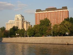 Крымская набережная. Фото с сайта apartment.ru Крымская набережная. Фото с сайта apartment.ru