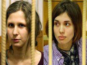 Pussy Riot в зале суда. Фото с сайта obozrevatel.com Pussy Riot в зале суда. Фото с сайта obozrevatel.com