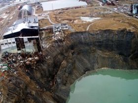 Провал грунта в Березниках. Фото с сайта susanin.udm.ru Провал грунта в Березниках. Фото с сайта susanin.udm.ru