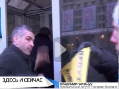 Момент выхватывания плаката. Кадр сюжета телеканала "Дождь" Момент выхватывания плаката. Кадр сюжета телеканала "Дождь"