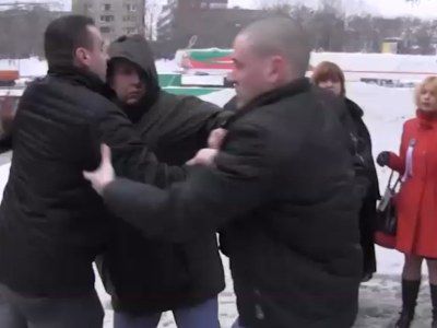 Драка Удальцова и другороссов. Фото: Lifenews Драка Удальцова и другороссов. Фото: Lifenews