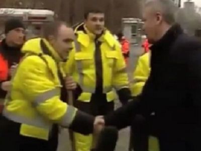 Собянин и "дворники". Кадр из ролика. Собянин и "дворники". Кадр из ролика.