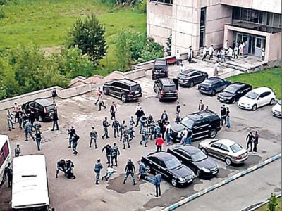 Драка с ОМОН у академии Маймонида. Фото kp.ru Драка с ОМОН у академии Маймонида. Фото kp.ru