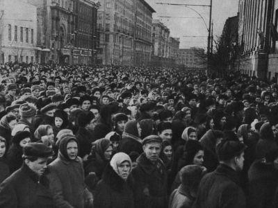 Десятки тысяч людей шли к Колонному залу. Москва, 6 марта 1953 года. Автор: М. Савин. Журнал "Огонёк" № 11 (1344). Десятки тысяч людей шли к Колонному залу. Москва, 6 марта 1953 года. Автор: М. Савин. Журнал "Огонёк" № 11 (1344).