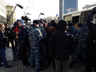 Задержание участников пикетов в поддержку Pussy Riot. Фото из "Твиттера". Задержание участников пикетов в поддержку Pussy Riot. Фото из "Твиттера".