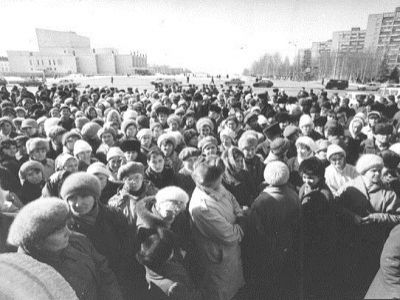 Работники АО "Ижмаш" у Дома Правительства Удмуртии. 1996 год. Фото из блога udmvoice.livejournal.com Работники АО "Ижмаш" у Дома Правительства Удмуртии. 1996 год. Фото из блога udmvoice.livejournal.com