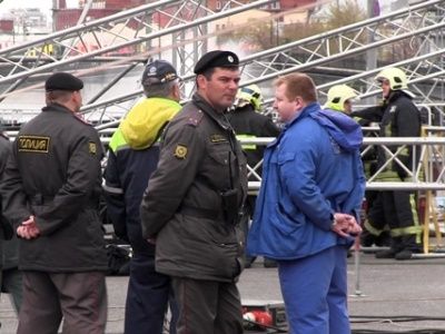 Обрушение конструкций при монтаже сцены для митинга на Болотной площади. Фото: "Известия". Обрушение конструкций при монтаже сцены для митинга на Болотной площади. Фото: "Известия".