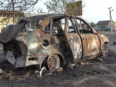Подорванный автомобиль у здания ФССП в Махачкале. Фото: www.bfm.ru Подорванный автомобиль у здания ФССП в Махачкале. Фото: www.bfm.ru
