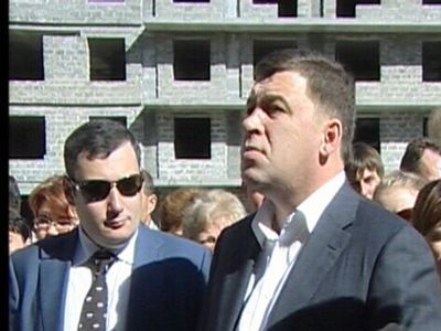 У дома обманутых дольщиков. Фото с сайта ССН У дома обманутых дольщиков. Фото с сайта ССН