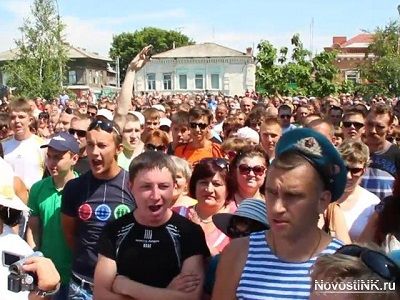 Митинг в Пугачеве. Фото novostink.ru Митинг в Пугачеве. Фото novostink.ru