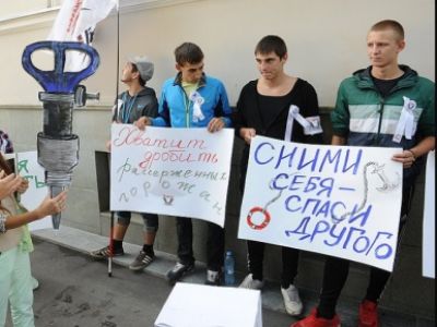 Пикет "рассерженных горожан" (kommersant.ru) Пикет "рассерженных горожан" (kommersant.ru)