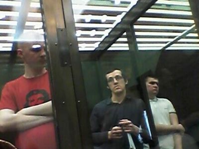 Фигуранты "болотного дела" встали в знак отказа от участия в процессе. Фото: Дмитрий Борко Фигуранты "болотного дела" встали в знак отказа от участия в процессе. Фото: Дмитрий Борко