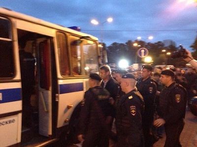 Задержание Алексея Навального. Фото из блога irek-murtazin.livejournal.com Задержание Алексея Навального. Фото из блога irek-murtazin.livejournal.com