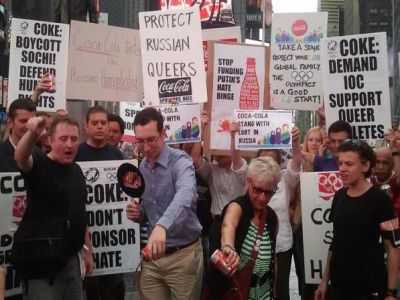 Акция ЛГБТ против Coca-Cola в Нью-Йорке (twitter) Акция ЛГБТ против Coca-Cola в Нью-Йорке (twitter)