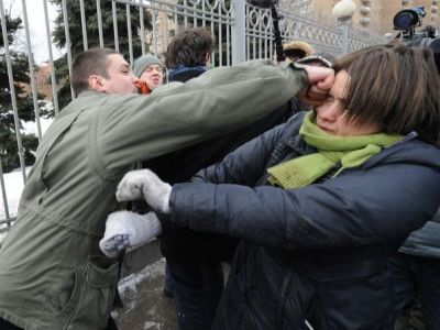 Нападение на пикет в защиту Pussy Riot. Фото: vera-li.livejournal.com Нападение на пикет в защиту Pussy Riot. Фото: vera-li.livejournal.com