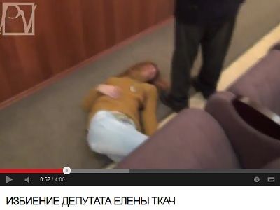 Избиение Елены Ткач. Фото: кадр из ролика youtu.be/Oa0L32hCLSo Избиение Елены Ткач. Фото: кадр из ролика youtu.be/Oa0L32hCLSo