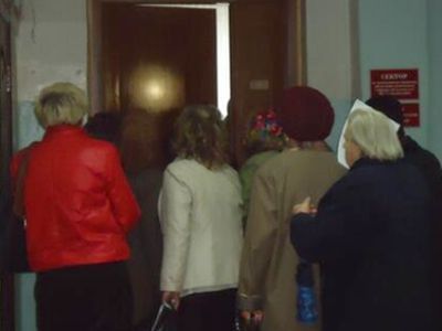 Попытка пройти на заседание. Фото с сайта tsn-tv.ru Попытка пройти на заседание. Фото с сайта tsn-tv.ru