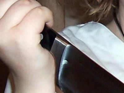 Девушка с ножом. Фото: aksakal.info Девушка с ножом. Фото: aksakal.info