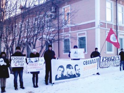 Пикет "Свободу политзаключенным". Фото: архангельское отделение РПР-Парнас Пикет "Свободу политзаключенным". Фото: архангельское отделение РПР-Парнас