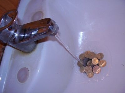 Деньги утекают. Фото: seliane.ru Деньги утекают. Фото: seliane.ru