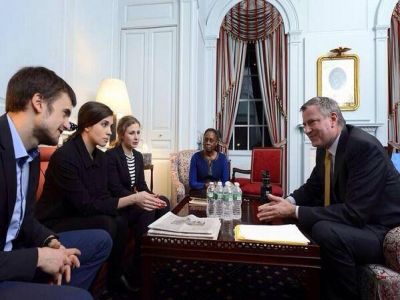 Pussy Riot и мэр Нью-Йорка. Фото: facebook.com Pussy Riot и мэр Нью-Йорка. Фото: facebook.com