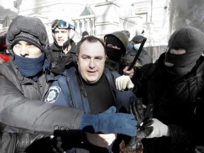 Задержанный активистами Евромайдана. Фото: Taras Shamayda Задержанный активистами Евромайдана. Фото: Taras Shamayda