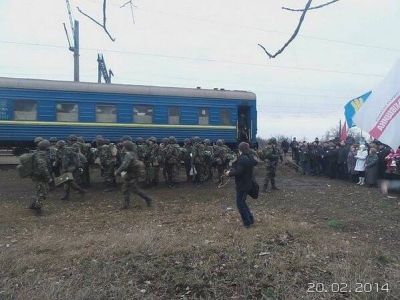 В Днепропетровской области десантники покидают поезд. Фото: twitter.com В Днепропетровской области десантники покидают поезд. Фото: twitter.com