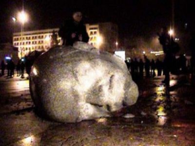 Поверженный памятник Ленину на Украине. Фото arisan.ru Поверженный памятник Ленину на Украине. Фото arisan.ru