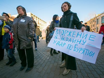 Митинг против вторжения России на Украину. Фото: ulanmedia.ru Митинг против вторжения России на Украину. Фото: ulanmedia.ru