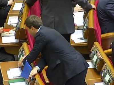 Депутат Иванчук на заседании Верховной рады Депутат Иванчук на заседании Верховной рады