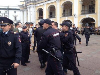 "Стратегия-31" в Петербурге. Задержания. Фото: Татьяна Маршанова "Стратегия-31" в Петербурге. Задержания. Фото: Татьяна Маршанова