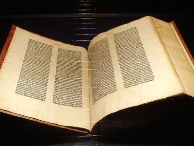 Библия немецкого первопечатника Иоганна Гутенберга. Фото: ru.wikipedia.org Библия немецкого первопечатника Иоганна Гутенберга. Фото: ru.wikipedia.org