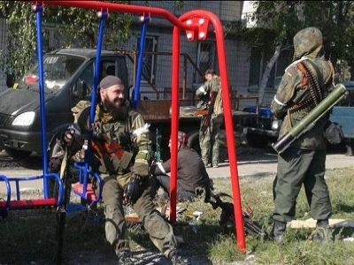 Террористы из ДНР оккупировали детскую площадку. Источник - https://twitter.com/euromaidan/status/517793648671719424 Террористы из ДНР оккупировали детскую площадку. Источник - https://twitter.com/euromaidan/status/517793648671719424