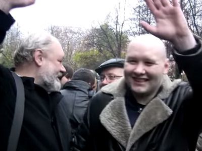 Илья Константинов и Даниил Константинов у здания суда. Скрин видео http://www.youtube.com/watch?v=47KhwlMvtD4