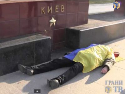 Акция группы "Синий всадник". Кадр съемки Грани.Ru Акция группы "Синий всадник". Кадр съемки Грани.Ru