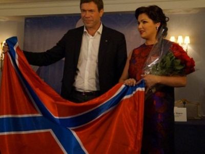 Царев, Нетребко и флаг. Photo source: Пресс-фото, источник - http://ru.focus.lv/kultura/muzika/anna-netrebko-flag-novorossii-zastal-menya-vrasploh Царев, Нетребко и флаг. Photo source: Пресс-фото, источник - http://ru.focus.lv/kultura/muzika/anna-netrebko-flag-novorossii-zastal-menya-vrasploh