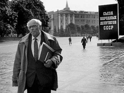 Академик А.Д.Сахаров, 1989. Источник - http://www.hro.org/ Академик А.Д.Сахаров, 1989. Источник - http://www.hro.org/