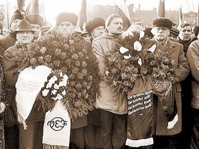 Похороны жертв ОМОНовцев, Рига, 25.01.1991. Источник - http://gubernia.pskovregion.org/number_525/05.php Похороны жертв ОМОНовцев, Рига, 25.01.1991. Источник - http://gubernia.pskovregion.org/number_525/05.php