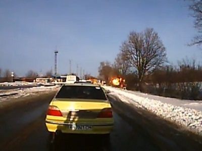 Обстрел блок-поста под Волновахой (с видеорегистратора). Источник - https://twitter.com/euromaidan/status/555729053312098304 Обстрел блок-поста под Волновахой (с видеорегистратора). Источник - https://twitter.com/euromaidan/status/555729053312098304