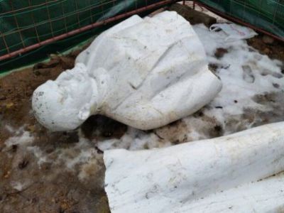 Поваленный памятник Ленину в Минске. Фото: belsat.eu Поваленный памятник Ленину в Минске. Фото: belsat.eu