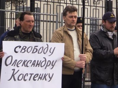 "Свободу Костенко!" Акция у российского посольства в Киеве 12 марта. Фото: investigator.org.ua "Свободу Костенко!" Акция у российского посольства в Киеве 12 марта. Фото: investigator.org.ua