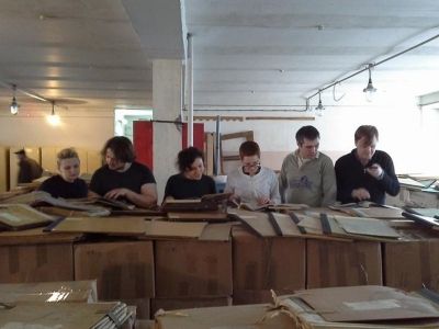 Волонтеры читают газеты. Фото: Зоя Метлицкая, Facebook Волонтеры читают газеты. Фото: Зоя Метлицкая, Facebook