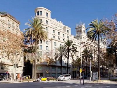 Улица в Барселоне. Источник - http://poputi.su/ Улица в Барселоне. Источник - http://poputi.su/