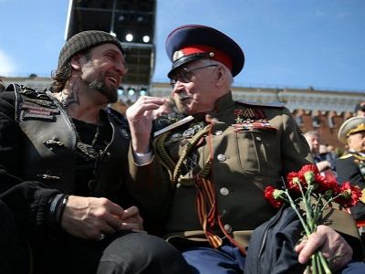 На трибуне: "ночной волк" Залдостанов и В.Кочетов, "вице-президент Академии русского казачества, дворянства и земства" (с "общественными наградами"). Источник - http://www.diary.ru/~economicus/?tag=428999 На трибуне: "ночной волк" Залдостанов и В.Кочетов, "вице-президент Академии русского казачества, дворянства и земства" (с "общественными наградами"). Источник - http://www.diary.ru/~economicus/?tag=428999