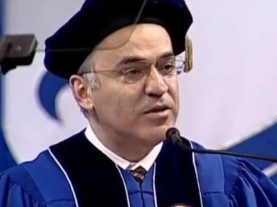 Гарри Каспаров. Выступление перед студентами-выпускниками Сент-Луисского университета 16 мая 2015 года Гарри Каспаров. Выступление перед студентами-выпускниками Сент-Луисского университета 16 мая 2015 года