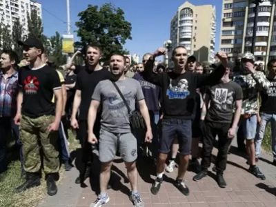 Противники киевского гей-прайда, 6.6.15. Источник - unian.net Противники киевского гей-прайда, 6.6.15. Источник - unian.net