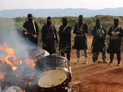 Игиловцы сжигают запрещенные ими музыкальные инструменты. Источник - http://thedailywh.at/ Игиловцы сжигают запрещенные ими музыкальные инструменты. Источник - http://thedailywh.at/